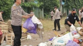 Aksi bersih - bersih sampah bersama Polres Banjar, di kawasan PPS Martapura, Kamis (13/7/23)