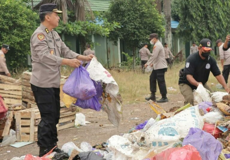 Aksi Bersih – Bersih Sampah Bersama Polri Diharap Terus Berlanjut Aksi bersih - bersih sampah bersama Polres Banjar, di kawasan PPS Martapura, Kamis (13/7/23)