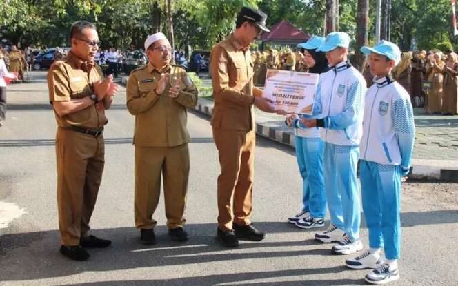 
 Atlet Berprestasi di Popda Kalsel Terima Bonus Dari Bupati Banjar