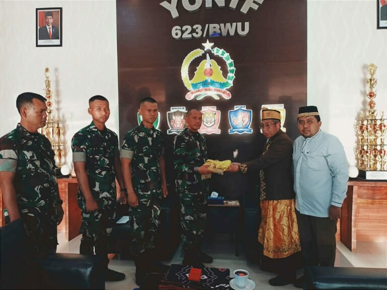 Penyerahan bendera Kesultanan Banjar di Yonif 623 di Banjarbaru.