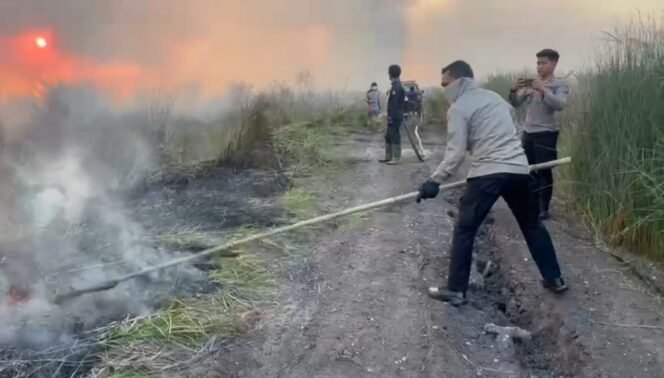 
 Karhutla di PT BIT Cintapuri Darussalam, Kapolres Banjar berjibaku memadamkan api 