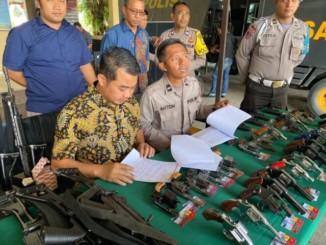 
 Pemeriksaan Senpi di Polres Banjar, Kalsel.