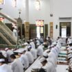 KH Hasanuddin Badruddin menjadi khatib salat Istisqa di Masjid Agung Al-Karomah Martapura, Kamis (7/9/23). foto-MC Banjar.