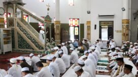 KH Hasanuddin Badruddin menjadi khatib salat Istisqa di Masjid Agung Al-Karomah Martapura, Kamis (7/9/23). foto-MC Banjar.