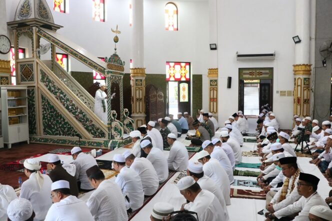 
 KH Hasanuddin Badruddin menjadi khatib salat Istisqa di Masjid Agung Al-Karomah Martapura, Kamis (7/9/23). foto-MC Banjar.