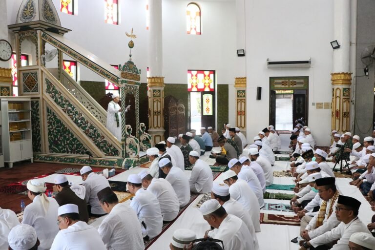 Salat Istisqa di Masjid Al-Karomah Martapura, Ini Pesan Guru Hasanuddin dalam Khutbahnya KH Hasanuddin Badruddin menjadi khatib salat Istisqa di Masjid Agung Al-Karomah Martapura, Kamis (7/9/23). foto-MC Banjar.