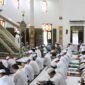 KH Hasanuddin Badruddin menjadi khatib salat Istisqa di Masjid Agung Al-Karomah Martapura, Kamis (7/9/23). foto-MC Banjar.
