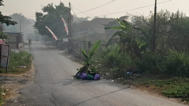 
 Diduga Kesal, Pemilik Lahan Tumpuk Sampah di Jalan