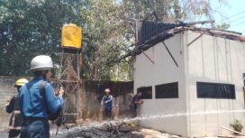 Kebakaran sebuah bangunan warung di Jalan Jeruk, Sungai Ulin, Banjarbaru, Sabtu (9/9) siang. foto-DPKP Banjar.