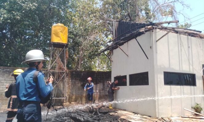 
 Kebakaran sebuah bangunan warung di Jalan Jeruk, Sungai Ulin, Banjarbaru, Sabtu (9/9) siang. foto-DPKP Banjar. 