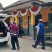 Petugas membawa bocah yang tenggelam di irigasi ke Puskesmas Sungai Tabuk, Jumat (8/9). foto-DPKP Banjar