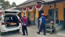 Petugas membawa bocah yang tenggelam di irigasi ke Puskesmas Sungai Tabuk, Jumat (8/9). foto-DPKP Banjar