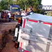 Proses Evakuasi Mobil Terbalik di Jalan Rusak,Desa Teluk Selong,(8/11/2023).