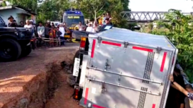 Proses Evakuasi Mobil Terbalik di Jalan Rusak,Desa Teluk Selong,(8/11/2023).