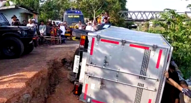 
 Proses Evakuasi Mobil Terbalik di Jalan Rusak,Desa Teluk Selong,(8/11/2023).