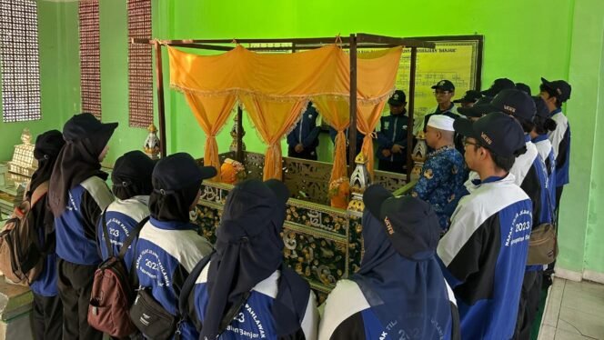 
 Napak Tilas Jejak Pahlawan di Makam Sultan Adam Martapura