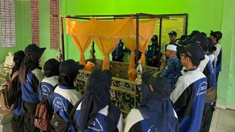 Napak Tilas Jejak Pahlawan di Makam Sultan Adam Martapura