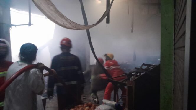 
 Kebakaran Pasar Martapura, 26 Toko Hangus