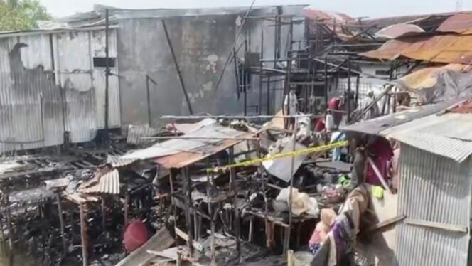 
 Dua Rumah Warga Hangus Terbakar, 14 Jiwa Terdampak