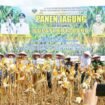 Asisten Pemerintahan dan Kesejahteraan Kotabaru H Minggu Basuki bersama Forkopimda, Kepala SKPD, dan Forkopimcam, panen jagung bersama di lahan Kelompok Tani Rukun Makmur . (foto. Kominfo Kotabaru)