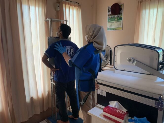 
 Proses Pemeriksaan Kesehatan di Lapas Narkotika Kelas IIA Karang Intan .Foto:Humas Lapas Karang Intan.
