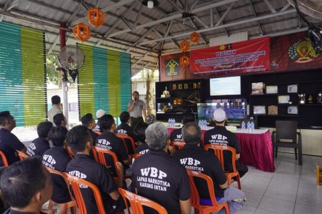 
 Warga Binaan Lapas Narkotika Dibekali Ilmu Budidaya Ayam