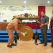 Sekda Kotabaru Said Akhmad (kemeja coklat) didampingi Ketua DPRD Syairi Mukhlis dan Kadis PUPR melakukan pemukulan gong saat peluncuran aplikasi SIMTARU. (foto. Kominfo)