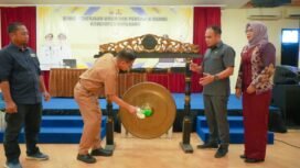 Sekda Kotabaru Said Akhmad (kemeja coklat) didampingi Ketua DPRD Syairi Mukhlis dan Kadis PUPR melakukan pemukulan gong saat peluncuran aplikasi SIMTARU. (foto. Kominfo)
