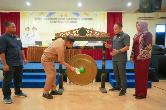 
 Sekda Kotabaru Said Akhmad (kemeja coklat) didampingi Ketua DPRD Syairi Mukhlis dan Kadis PUPR melakukan pemukulan gong saat peluncuran aplikasi SIMTARU. (foto. Kominfo)