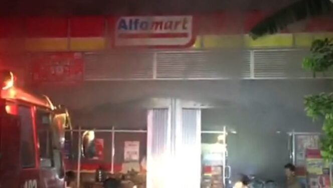 
 Ritel Modern Terbakar, Kerugian Capai Rp 650.000.000,-