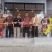Prosesi pemotongan pita menandai dimulainya HokBen Banjarbaru beroperasi