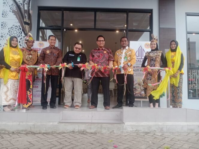 
 Prosesi pemotongan pita menandai dimulainya HokBen Banjarbaru beroperasi