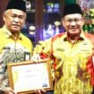 Bupati Kotabaru H Sayed Jafar bersama Kepala Dinas Koperindag H Hardani menerima penghargaan.