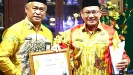 Bupati Kotabaru H Sayed Jafar bersama Kepala Dinas Koperindag H Hardani menerima penghargaan.