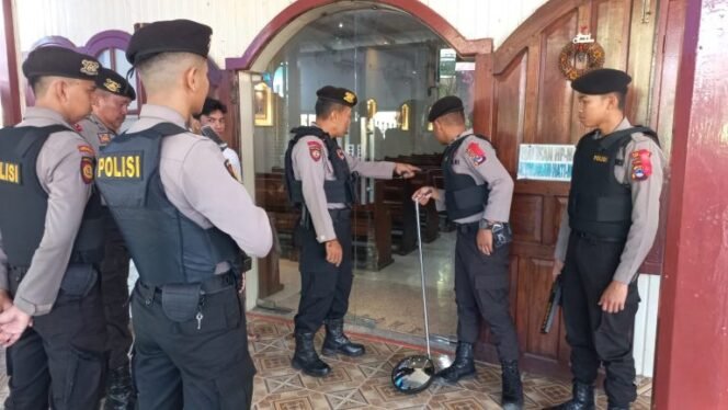 
 Sterilisasi dilakukan dibeberapa gereja oleh Polres Kotabaru (Foto.humas_polres_kotabaru)