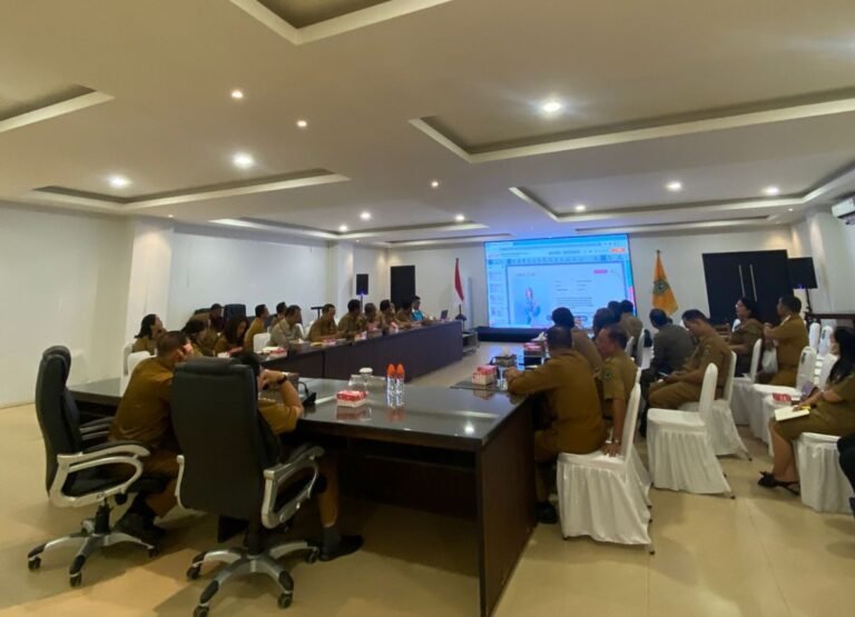 Penjabat (Pj) Bupati Kapuas, Erlin Hardi, memimpin rapat persiapan peringatan Hari Jadi ke-218 Kota Kuala Kapuas dan HUT ke-73 Pemkab Kapuas, Selasa, (16/1/2024).