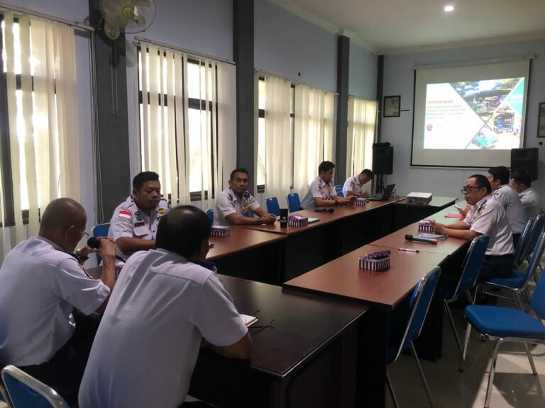 Rapat koordinasi antara Dishub Provinsi Kalsel dan Dishub Banjar membahas rencana penyediaan angkutan bus kota ke Ponpes Darussalam, Selasa tadi.