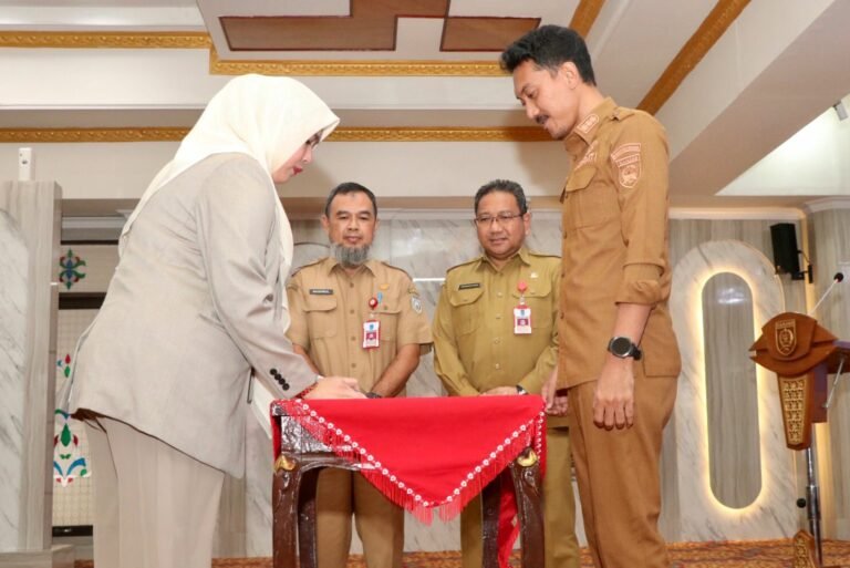 Bupati Banjar Tandatangani 46 Inovasi Daerah Bupati Banjar H Saidi Mansyur menandatangani Perjanjian Komitmen Inovasi Lingkup Pemkab Banjar, Selasa (6/2/2024). foto-MC Banjar