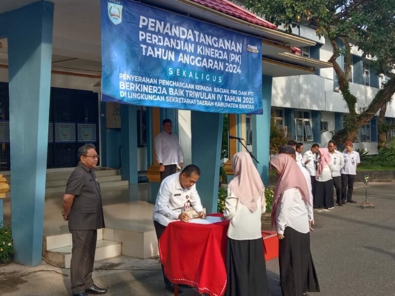 Pemkab Banjar Lakukan Penandatangan PK dan Beri Penghargaan Pegawai Kinerja Baik