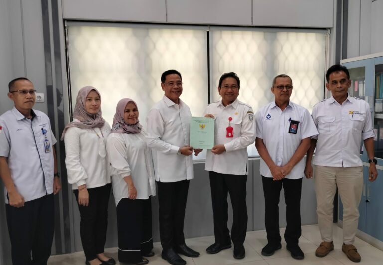 Sekda Banjar menerima sertifikat aset tanah Hutan Pinus 2 dari Kantor Pertanahan Banjarbaru. foto-MC Banjar