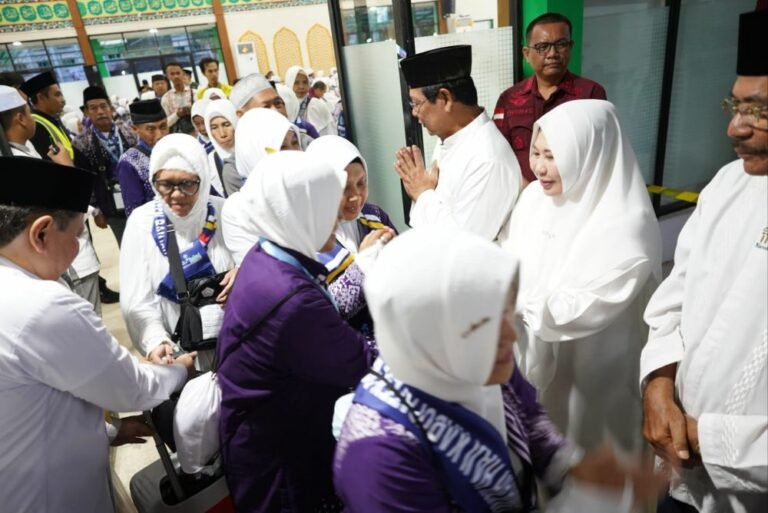 Gubernur Kalsel Lepas Kloter Pertama Jemaah Haji: Sudah Lah Membawa Iwak Karing?