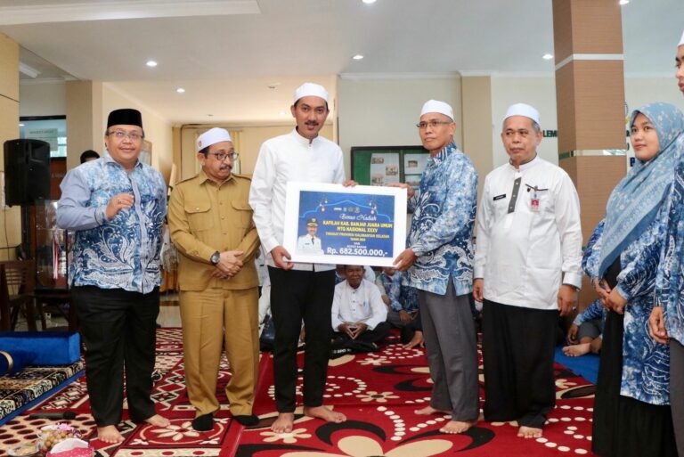 Juara Umum MTQ Kalsel 2024, Bupati Banjar Serahkan Bonus Ratusan Juta