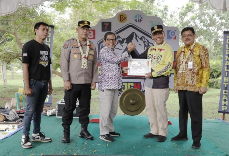 Komunitas Media Cyber Baret 78 Beri Penghargaan Paman Birin Sebagai Gubernur Peduli Insan Pers Banua