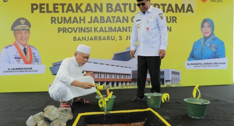 Paman Birin Bersama Guru Wildan Meletakkan Batu Pertama Pembangunan Rujab Gubernur di Banjarbaru