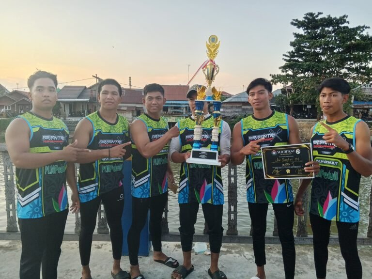 Tim Tuan Rumah Juarai Lomba Dayung BaEnam Piala Bupati Banjar