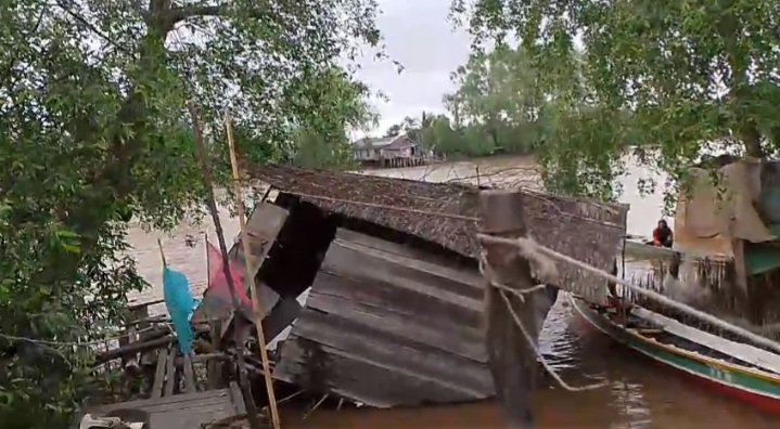 Dihantam Angin Kencang Satu Rumah Warga Ambruk ke Sungai