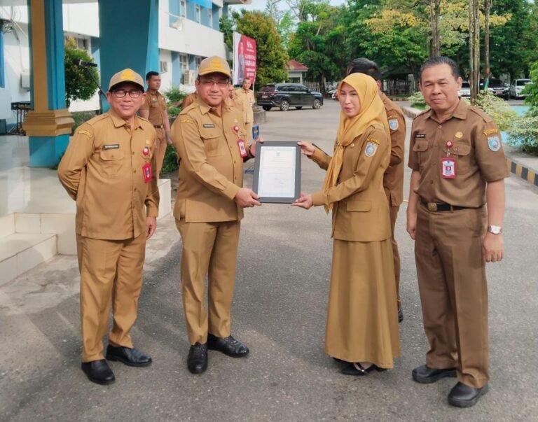 PNS dan PTT Terbaik Sekretariat Pemkab Banjar Dapatkan Penghargaan