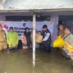 Pemprov Kalsel menyalurkan bantuan bagi korban banjir di Kecamatan Kalumpang, Kabupaten HSS, Selasa (21/1/2025). foto-MC Kalsel