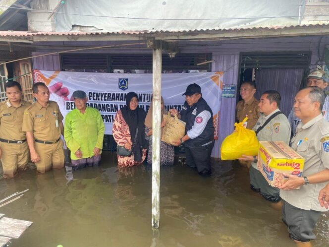 
 Pemprov Kalsel menyalurkan bantuan bagi korban banjir di Kecamatan Kalumpang, Kabupaten HSS, Selasa (21/1/2025). foto-MC Kalsel