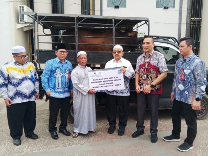 
 Jelang Haul Abah Guru Sekumpul, Pemkab Banjar Serahkan Sapi